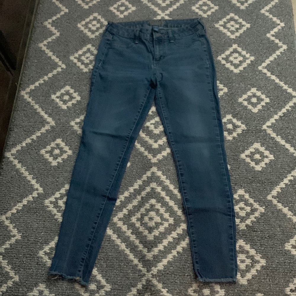 Arizona Jean Co Skinny jeans with cute fringes on the bottom